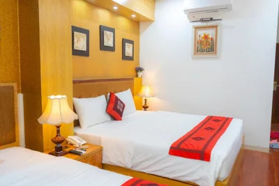 Phòng ba người nhìn ra thành phố — Moon Hotel 56 Truong Cong Giai